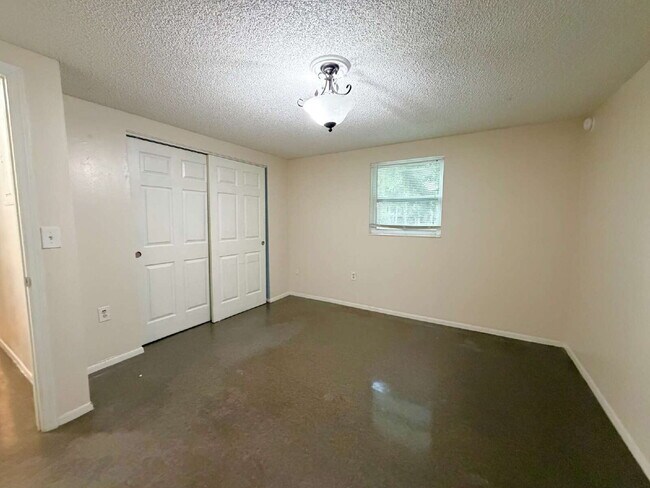 Building Photo - "Charming 3-Bedroom Gem in Land O' Lakes – Your Cozy Retreat Awaits!"