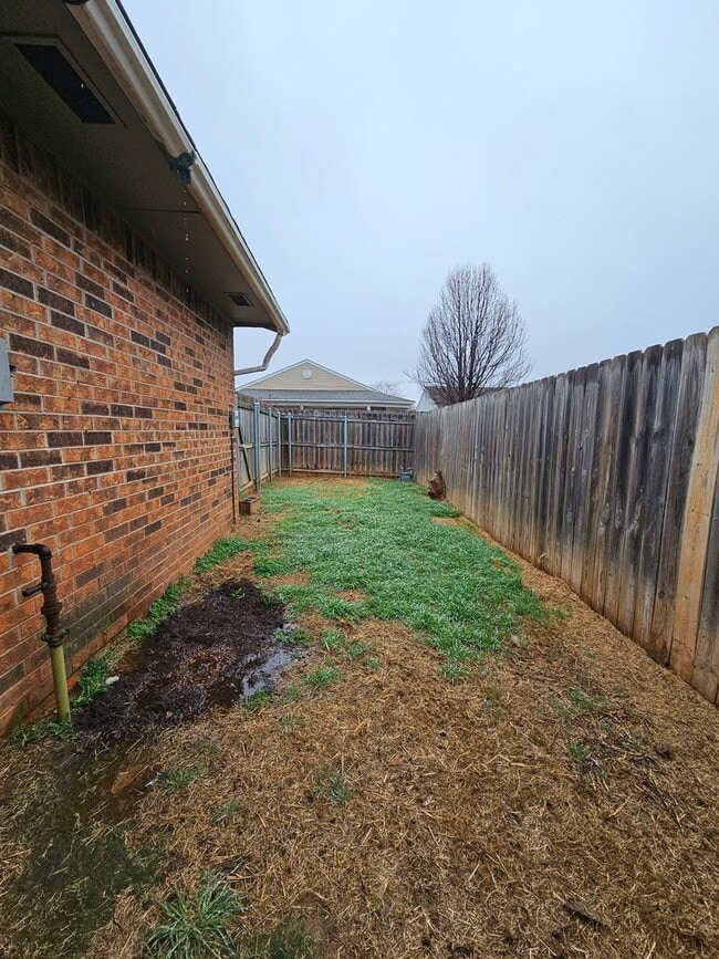 Building Photo - (2) Bed/(2) Bath Duplex Avail NOW!