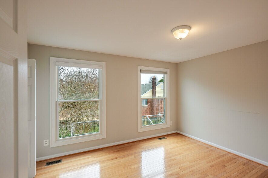 Building Photo - 5806 Flanders St