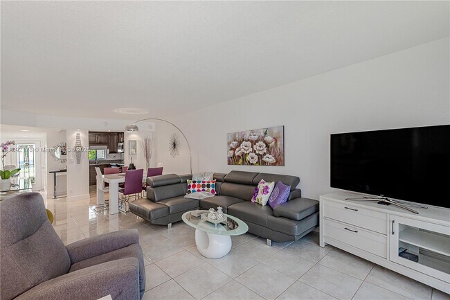 Building Photo - 9410 N Hollybrook Lake Dr