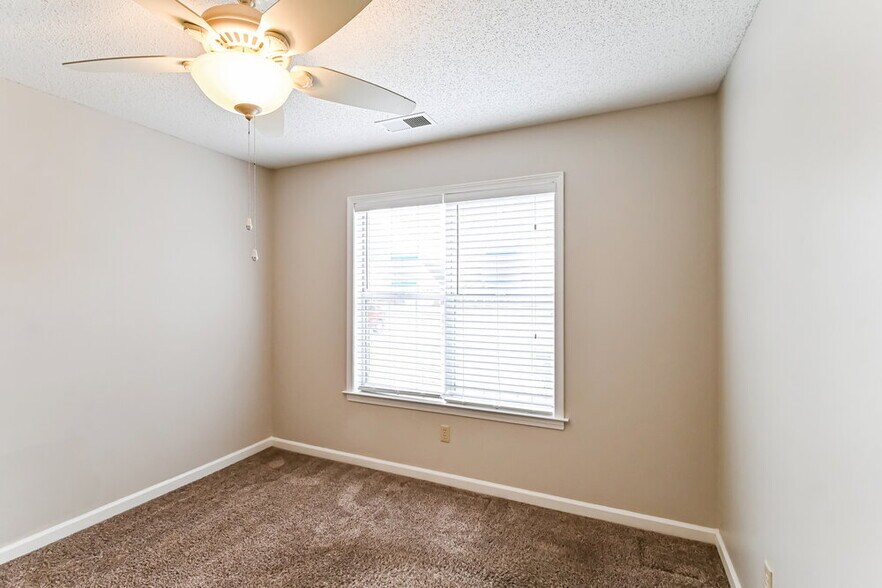 Building Photo - 5929 White Ridge Cir E