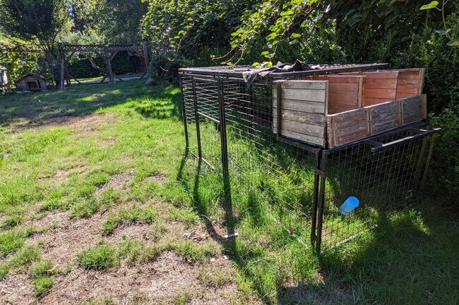 Building Photo - Spacious Custom Home, Most Utilities Included!