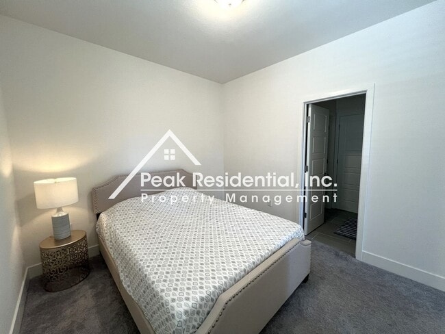 Building Photo - Updated Elk Grove 3bd/2.5ba Home with 2 Ca...