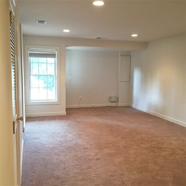 Building Photo - Spacious Townhouse in the City!