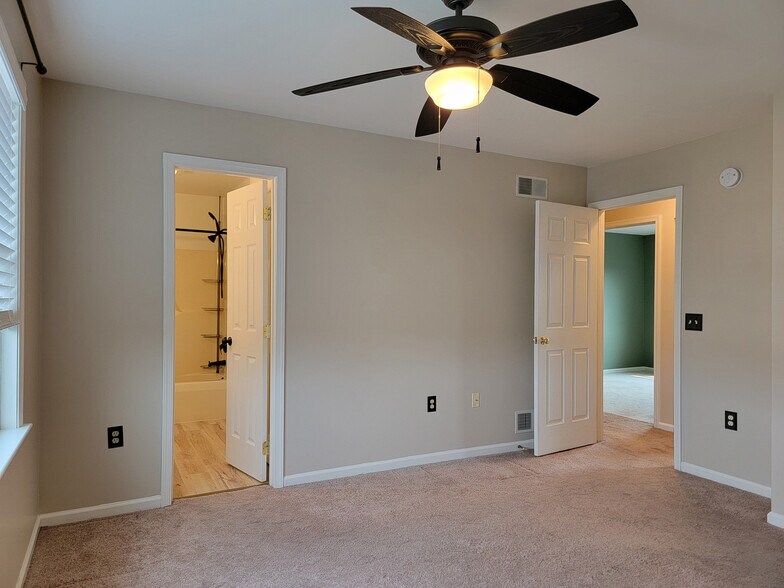 Building Photo - 390 Acorn Cir
