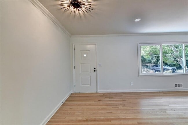 Building Photo - 6085 Glenridge Dr