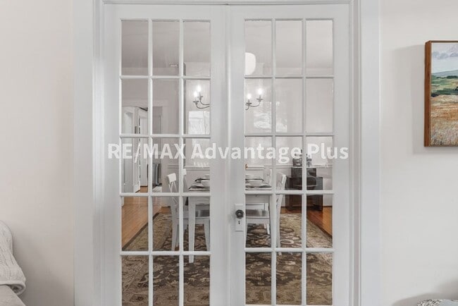 Building Photo - Spacious home located in The Avenues