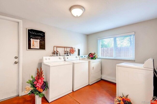 Building Photo - Gorgeous Furnished Two Bedroom in Sloans L...