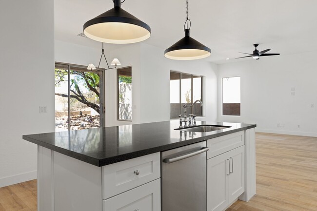 Building Photo - Amazing Home in Gold Canyon backing to Sta...