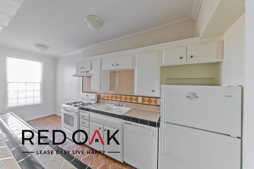 Building Photo - 5640 Franklin Ave