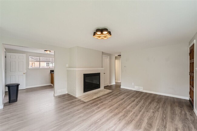 Building Photo - Charming and newly remodeled 4 bed x 2 bat...