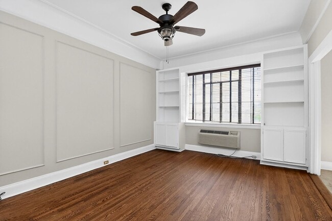 Building Photo - Absolutely stunning penthouse level unit in the historic Poplar building in Charlotte's tree line...