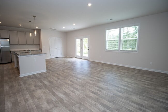Building Photo - Spacious 4-Bedroom Home - Convenient to Fo...