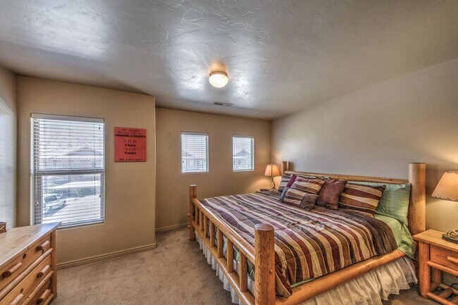 Building Photo - Beautiful townhome near little valley