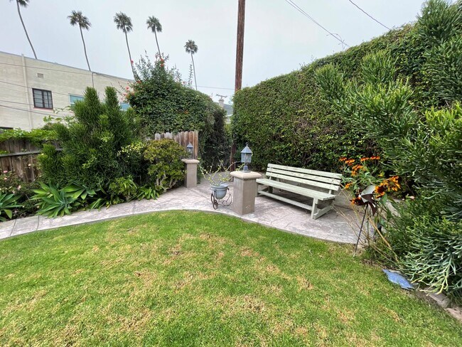 Building Photo - Downtown Ventura Bungalow with Beautiful Y...