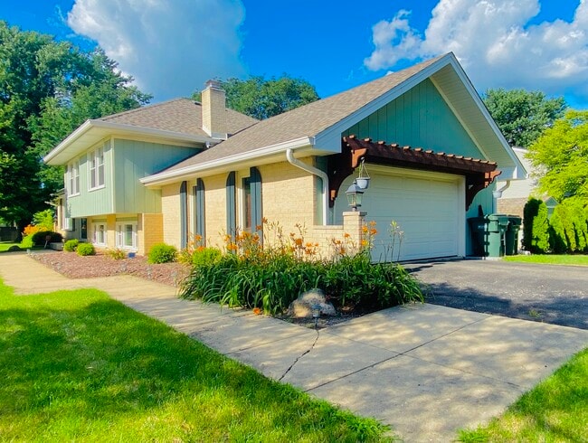 Building Photo - 11S639 McGrath Ln