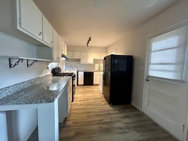 Building Photo - Fabulous 3 bedroom Ranch