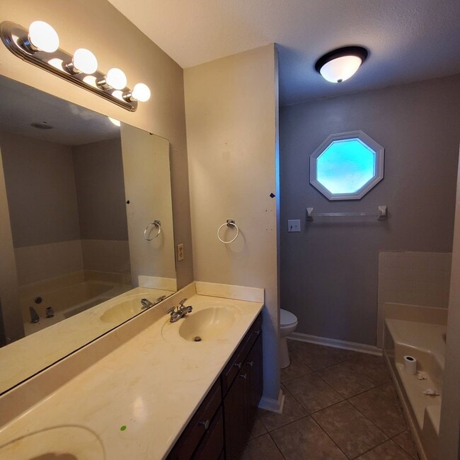 Building Photo - Charming Southern Comfort: A Home to Make Memories in Valdosta, Georgia