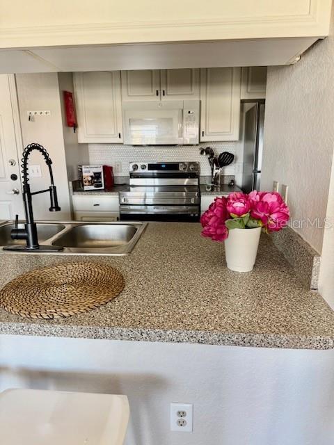 Building Photo - 860 N Orange Ave