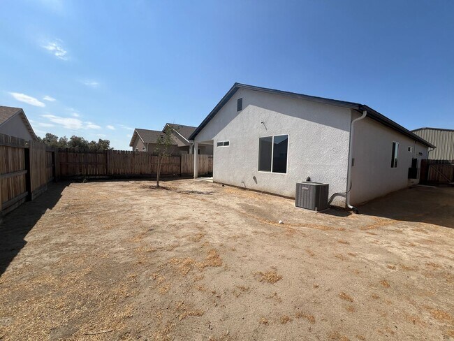 Building Photo - 587 Sandtrap Ln