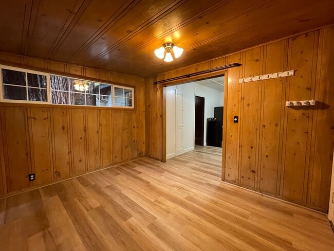 Building Photo - 1045 Sq. Ft. Private Two Bedroom One Bath ...