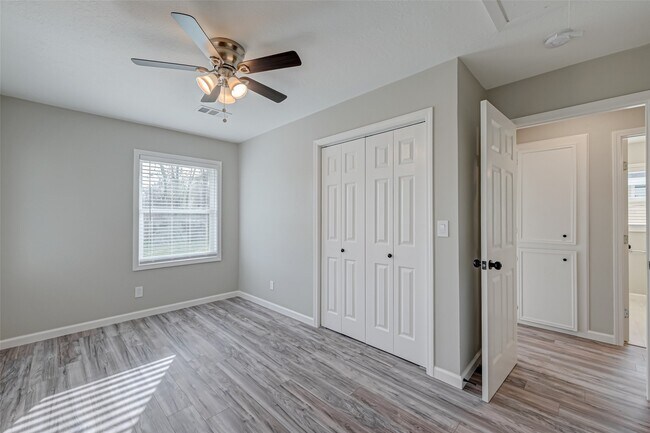 Building Photo - 1914 Lynnview Dr