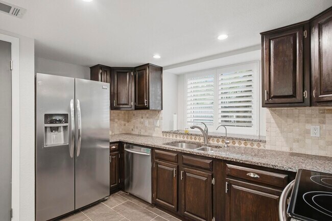 Building Photo - 1906 Hillingway St