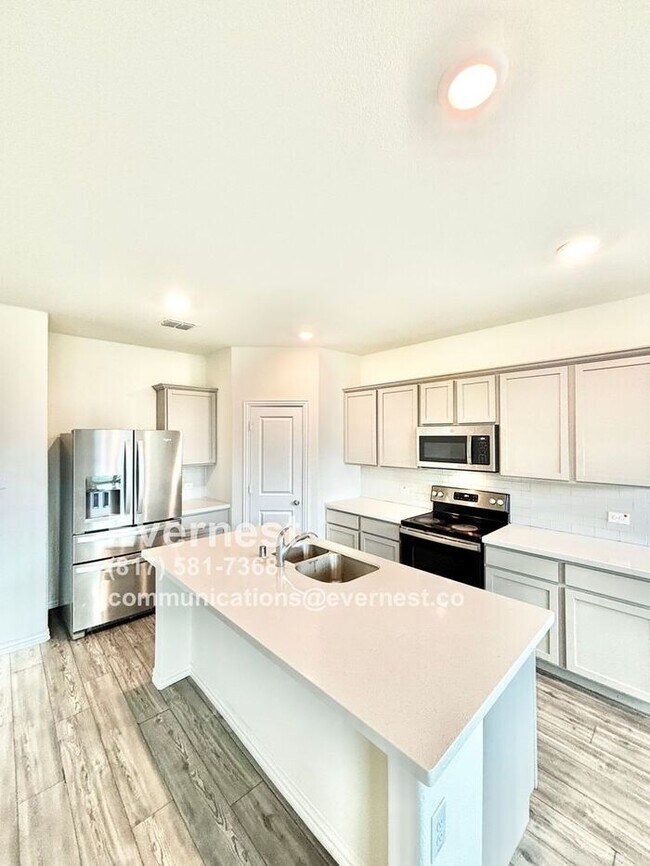 Building Photo - 4-Bedroom Home with Large Backyard and Con...