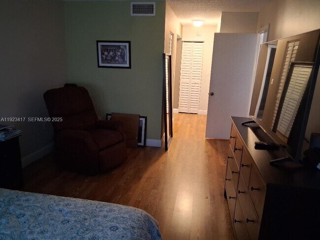 Building Photo - 1400 St Charles Pl