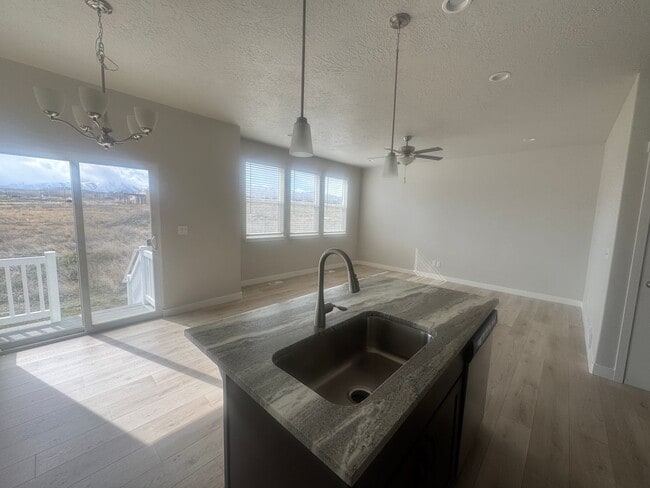 Building Photo - Beautiful Lehi Townhome for rent!
