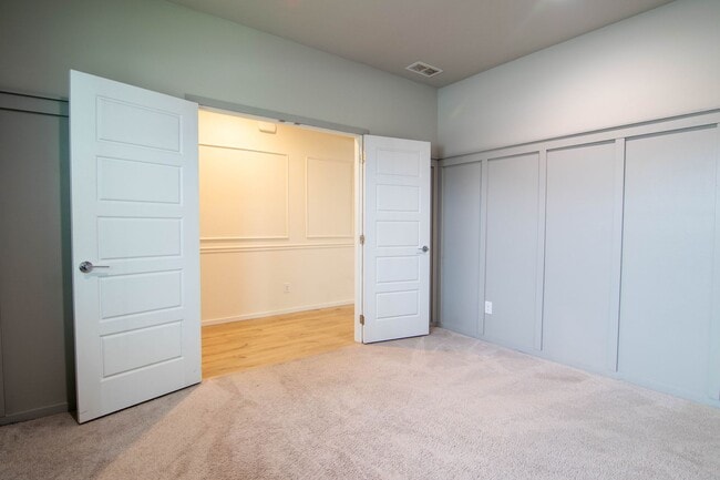 Building Photo - ***Coming Soon June 1st, 2026***Modern 4 bed 2.5 bath near the Fairways Golf Course, Amazon and F...