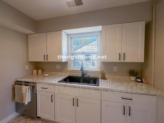 Building Photo - 2810 S Crawford St