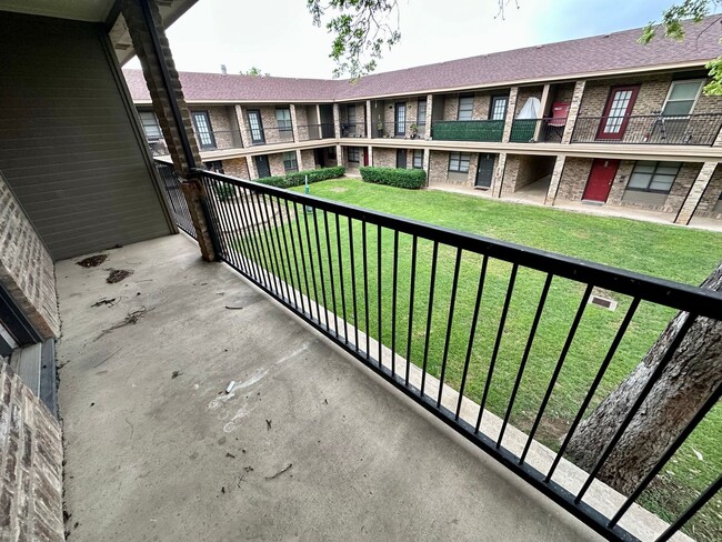 Building Photo - 2 Bedroom Condo Walking Distance to Baylor...