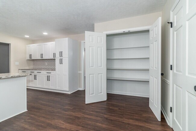 Building Photo - 4375 Lake Idylwilde Dr