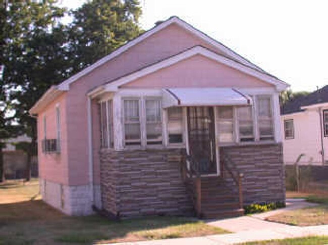 Primary Photo - 2 Bedroom House for rent