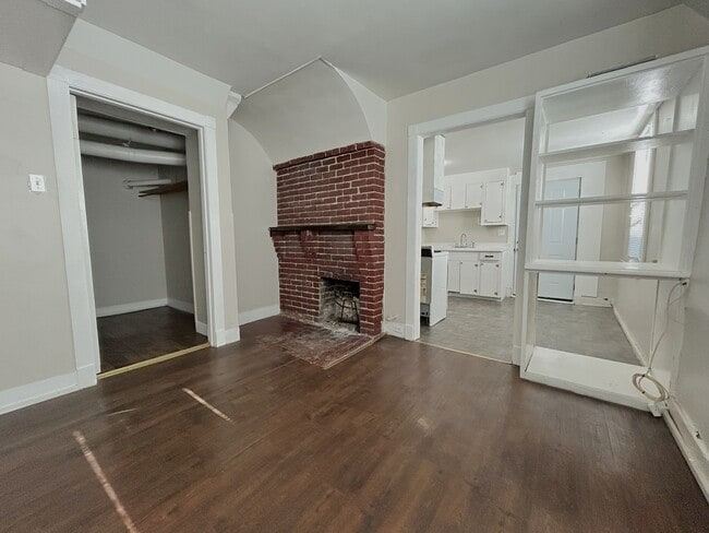 Building Photo - 117 E Glenwood Ave