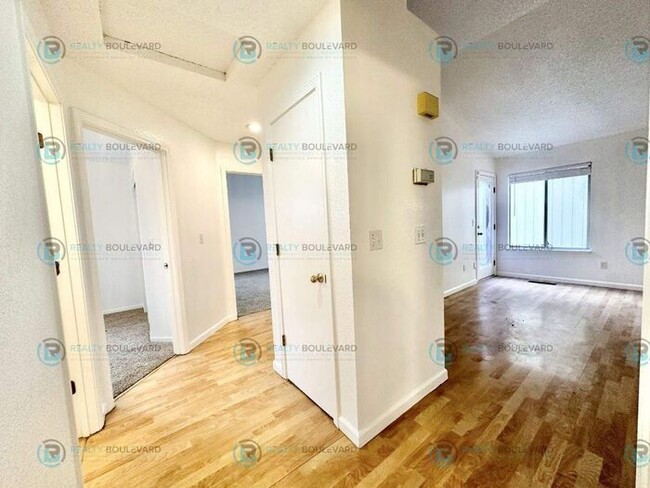 Building Photo - Move-in Special: 1/2 month free!!! Come se...