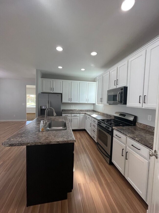 Building Photo - Beautiful 5 Bedroom Home in Daybreak