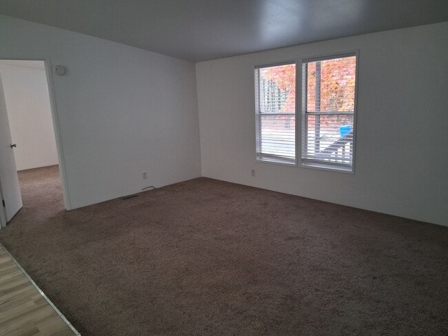 Building Photo - Peaceful Country Home