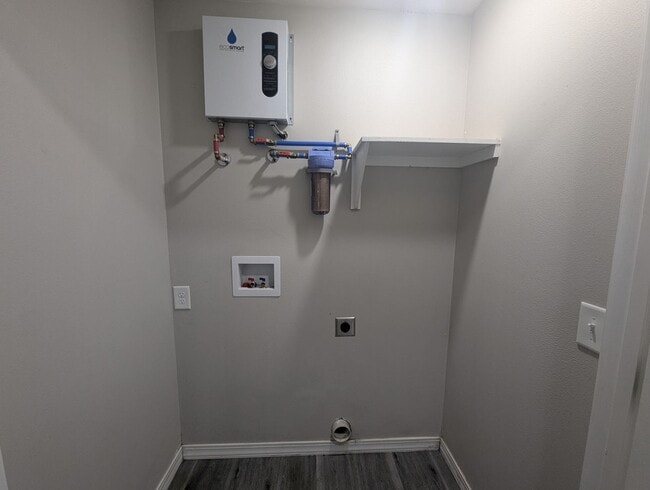 Building Photo - 2 Bedroom • 2 Bathroom • Triplex Unit in S...