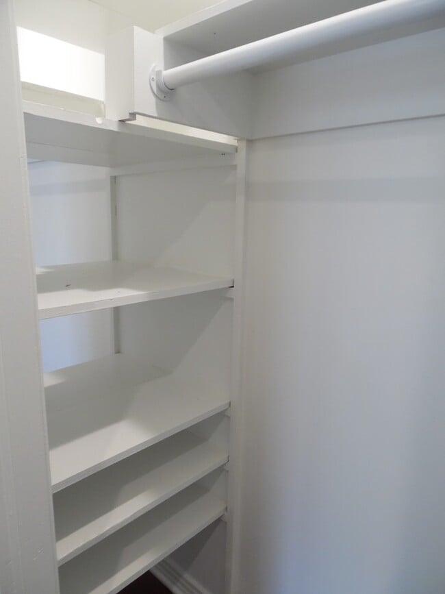 Building Photo - Total Remodel Townhome-Like Unit in Berkel...