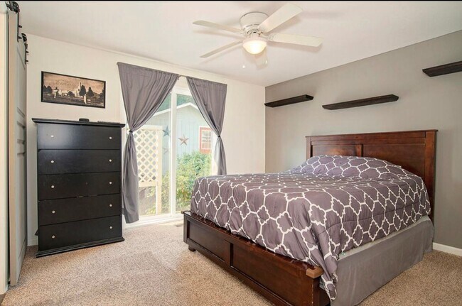 Building Photo - Great 3 Bedroom, 2 bath house Available Se...