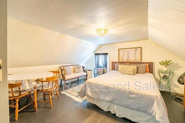 Building Photo - 714 E Jefferson St