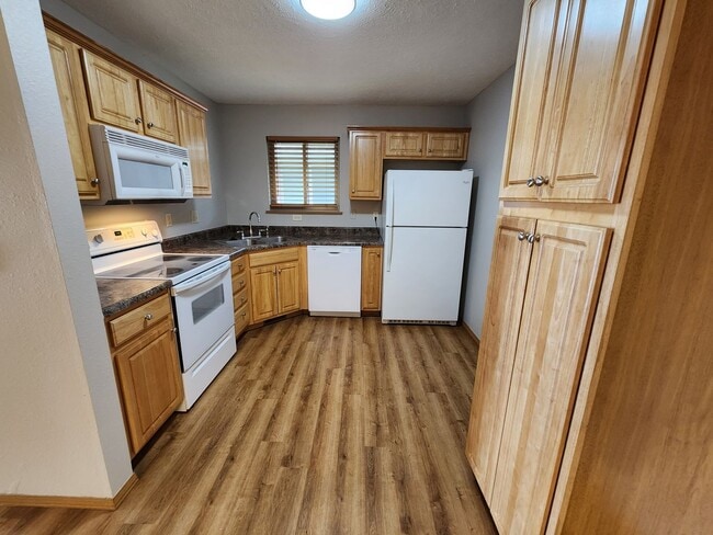 Building Photo - Spacious 2-Bedroom, 2-Bathroom Home AVAILABLE NOW!!