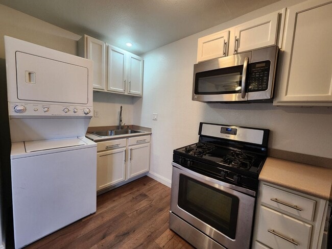 Building Photo - Renovated Beauty with a full-service Casita