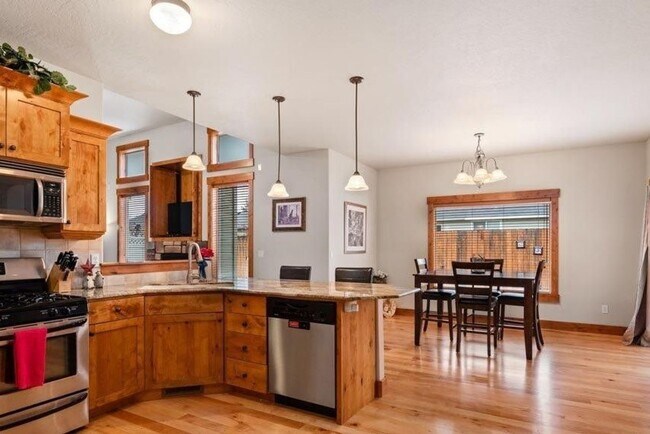 Building Photo - Beautiful 4 bedroom/3 full bath with Large...
