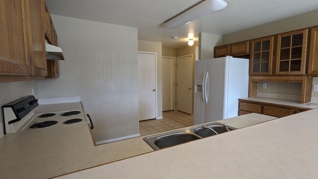 Building Photo - Large 4 Bed 3.5 Bath in Stetson Hills