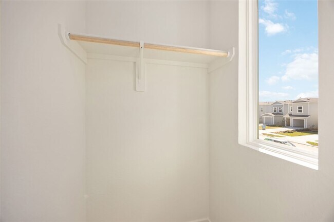 Building Photo - 905 Pertuso Ln