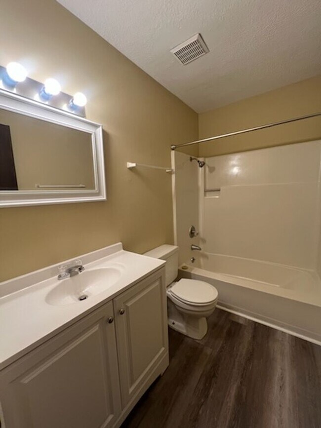 Building Photo - Renovated Townhouse