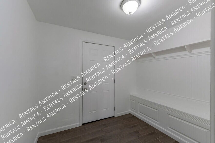 Building Photo - 207 W Ohio St